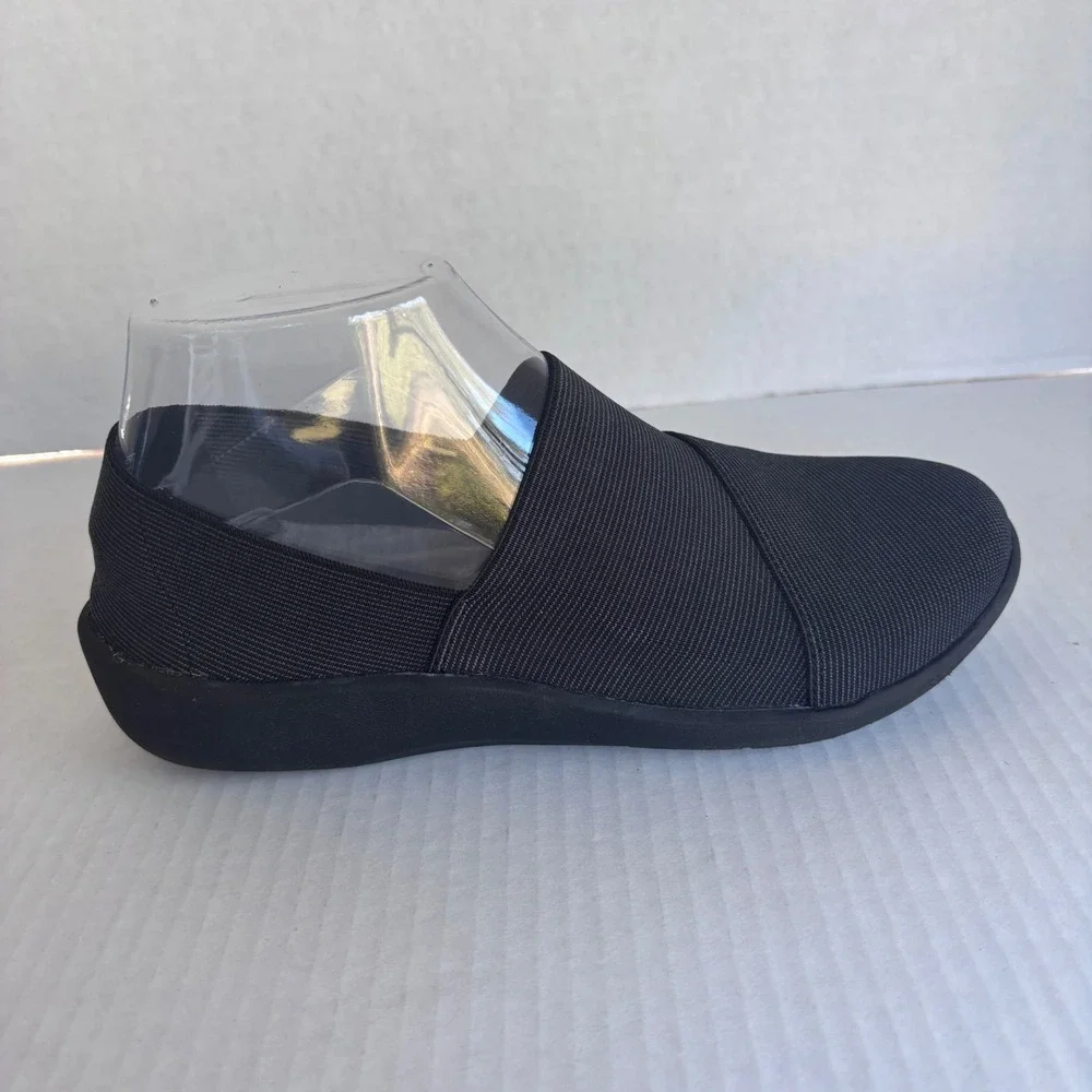 Clarks Cloud Steppers‎ Womens Black Slip On Shoes Comfort Elastic Sz 6.5